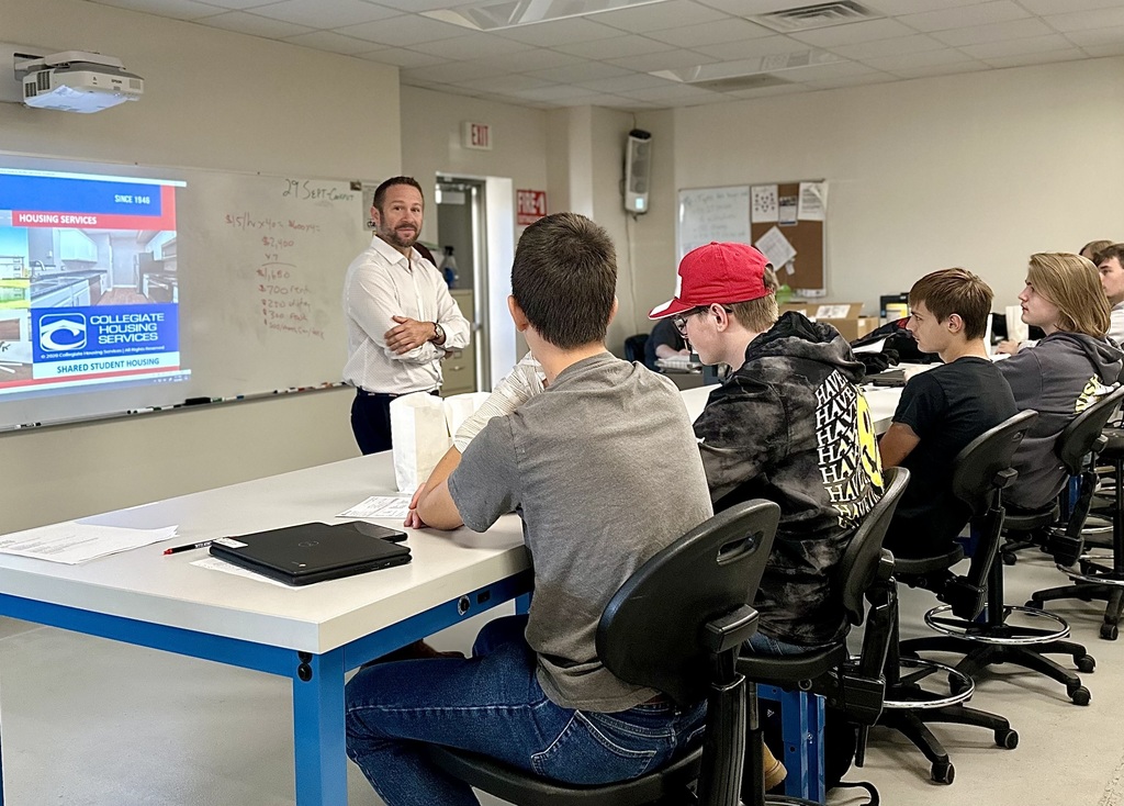 Lincoln Tech Representative speaks to CTE Automotive Technology Students.